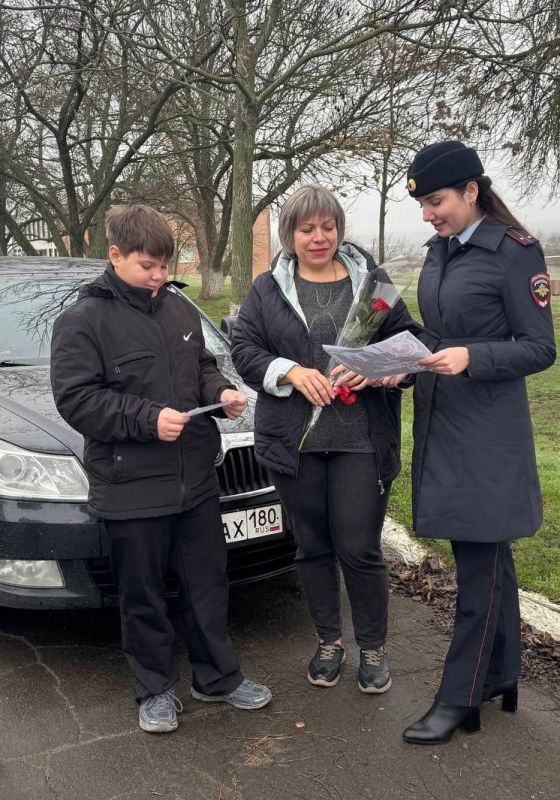 Полицейские поздравили женщин с предстоящим Днем матери
