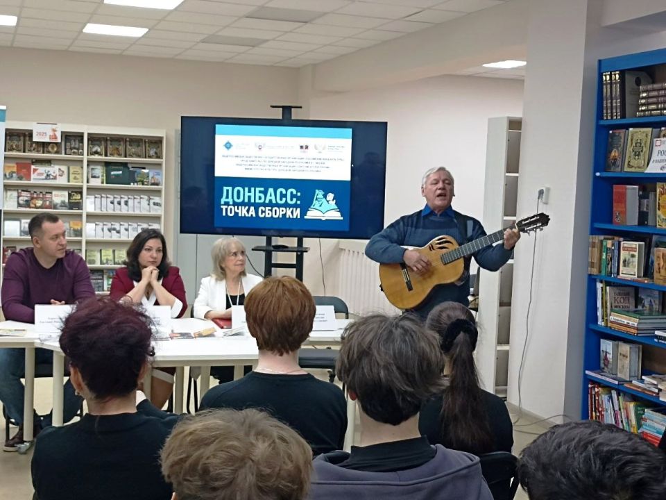 27 ноября в читальном зале центральной городской модельной библиотеке состоялась встреча с участниками проекта «Донбасс: точка сборки», членами Союза писателей России: Елизаветой Хаплановой (уроженка г. Макеевки, сегодня... 27 ноября в читальном зале центральной городской модельной библиотеке состоялась встреча с участниками проекта «Донбасс: точка сборки», членами Союза писателей России: Елизаветой Хаплановой (уроженка г. Макеевки, сегодня...