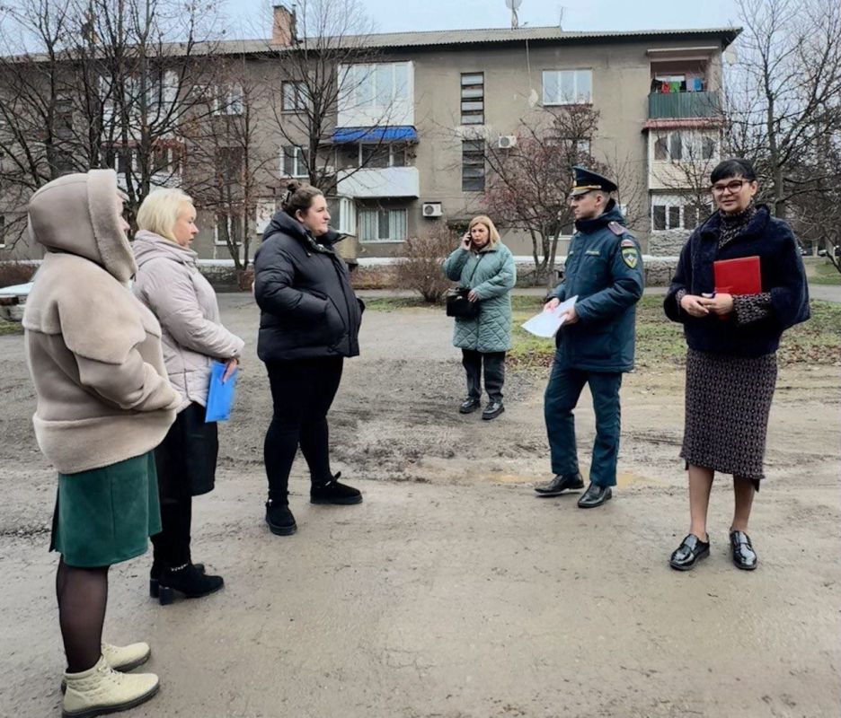 Встречи с населением. 27 ноября начальником Юнокоммунаровского территориального отдела управления по обеспечению деятельности территорий администрации городского округа Енакиево Еленой Коваленко проведена встреча с жителями... Встречи с населением. 27 ноября начальником Юнокоммунаровского территориального отдела управления по обеспечению деятельности территорий администрации городского округа Енакиево Еленой Коваленко проведена встреча с жителями...
