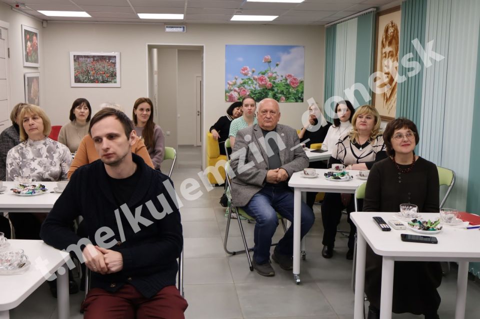 В Центральной городской библиотеке в рамках проекта «Донбасс: точка сборки» состоялась творческая программа «Слово России» В Центральной городской библиотеке в рамках проекта «Донбасс: точка сборки» состоялась творческая программа «Слово России»
