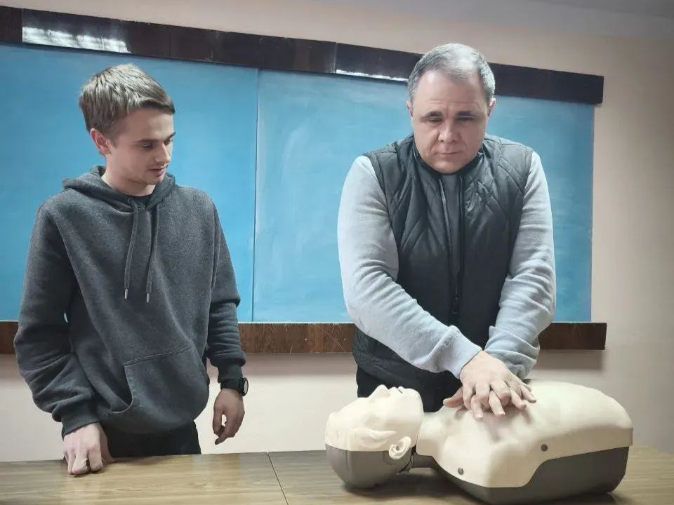 Держим вектор на здоровье: в ДОНИЖТ прошло занятие по обучению сотрудников навыкам оказания первой помощи Держим вектор на здоровье: в ДОНИЖТ прошло занятие по обучению сотрудников навыкам оказания первой помощи