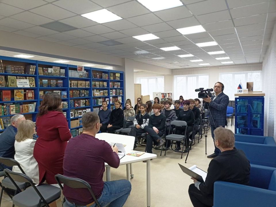 27 ноября в читальном зале центральной городской модельной библиотеке состоялась встреча с участниками проекта «Донбасс: точка сборки», членами Союза писателей России: Елизаветой Хаплановой (уроженка г. Макеевки, сегодня... 27 ноября в читальном зале центральной городской модельной библиотеке состоялась встреча с участниками проекта «Донбасс: точка сборки», членами Союза писателей России: Елизаветой Хаплановой (уроженка г. Макеевки, сегодня...