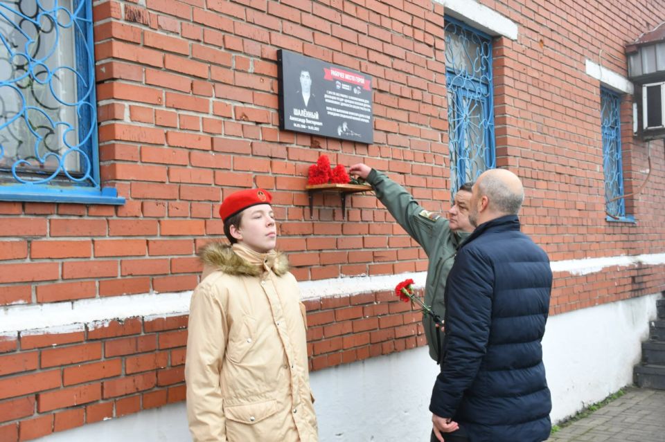 Сегодня, в рамках партийного проекта «Единой России» «Выбирай свое» на территории Локомотивного депо Дебальцево ФГУП «Железные дороги Новороссии» установлены таблички «Рабочее место героя», посвящённые работникам, погибшим... Сегодня, в рамках партийного проекта «Единой России» «Выбирай свое» на территории Локомотивного депо Дебальцево ФГУП «Железные дороги Новороссии» установлены таблички «Рабочее место героя», посвящённые работникам, погибшим...