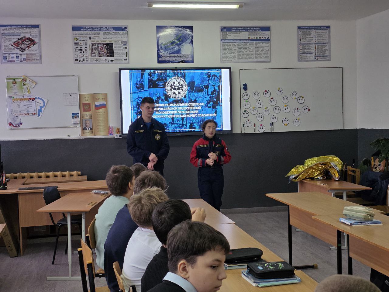 Студенты-спасатели Донецкого РО ВСКС провели мастер-класс для учащихся донецких школ №88 и №90 в рамках проекта «Новые маршруты» Студенты-спасатели Донецкого РО ВСКС провели мастер-класс для учащихся донецких школ №88 и №90 в рамках проекта «Новые маршруты»