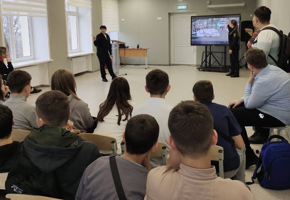 В Мариуполе автоинспекторы провели для школьников урок дорожной безопасности В Мариуполе автоинспекторы провели для школьников урок дорожной безопасности