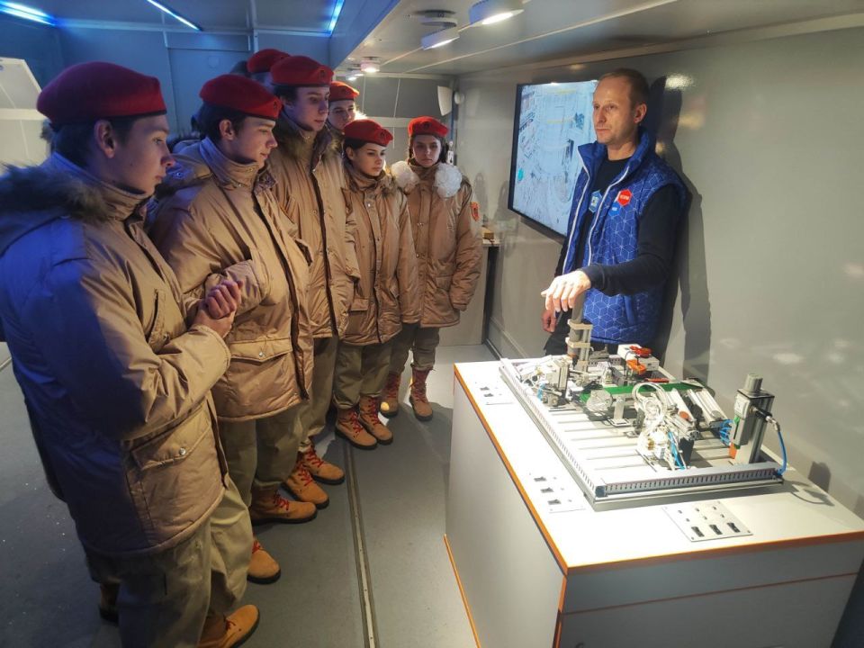 25 ноября 2025 года в Макеевке команда мобильных исторических парков «Россия – Моя история» вновь организовала праздник времени — фестиваль «Проводник истории» 25 ноября 2025 года в Макеевке команда мобильных исторических парков «Россия – Моя история» вновь организовала праздник времени — фестиваль «Проводник истории»