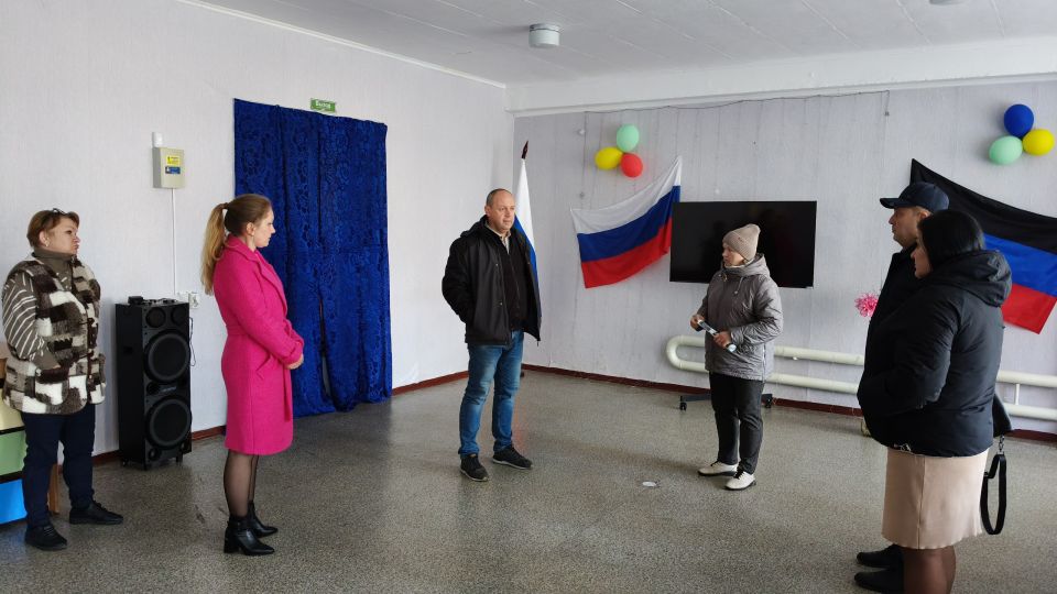 Встреча в с. Привольное. В рамках поручения Главы ДНР Дениса Пушилина, направленного на поддержание открытого диалога с жителями, первый заместитель главы администрации Иван Борзых, совместно с председателем Волновахского... Встреча в с. Привольное. В рамках поручения Главы ДНР Дениса Пушилина, направленного на поддержание открытого диалога с жителями, первый заместитель главы администрации Иван Борзых, совместно с председателем Волновахского...