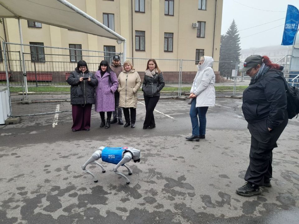 25 ноября 2025 года в Макеевке команда мобильных исторических парков «Россия – Моя история» вновь организовала праздник времени — фестиваль «Проводник истории» 25 ноября 2025 года в Макеевке команда мобильных исторических парков «Россия – Моя история» вновь организовала праздник времени — фестиваль «Проводник истории»