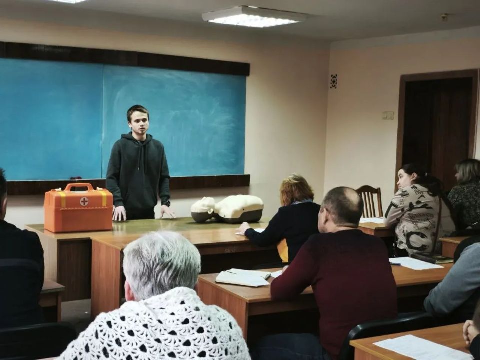 Держим вектор на здоровье: в ДОНИЖТ прошло занятие по обучению сотрудников навыкам оказания первой помощи Держим вектор на здоровье: в ДОНИЖТ прошло занятие по обучению сотрудников навыкам оказания первой помощи