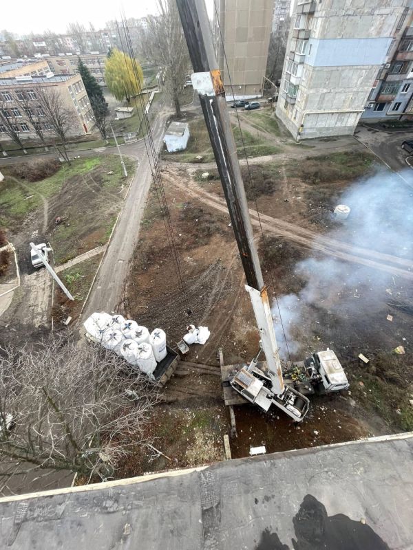Нижегородские подрядчики продолжают восстановление кровли многоквартирного дома в Харцызске Нижегородские подрядчики продолжают восстановление кровли многоквартирного дома в Харцызске