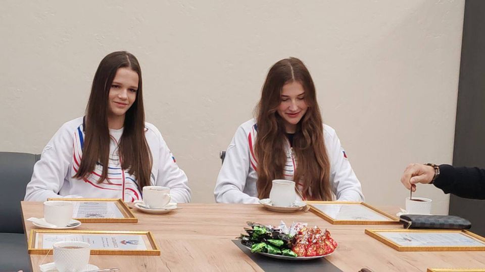 Вчера Министерство спорта и туризма Донецкой Народной Республики вручило благодарности нашим спортсменкам Яхонтовой Светлане и Грищук Полине за высокие спортивные достижения, личный вклад в развитие физической культуры и... Вчера Министерство спорта и туризма Донецкой Народной Республики вручило благодарности нашим спортсменкам Яхонтовой Светлане и Грищук Полине за высокие спортивные достижения, личный вклад в развитие физической культуры и...