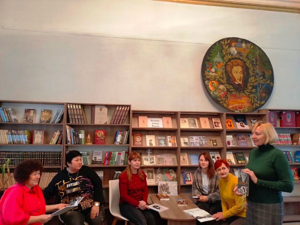 В Зугрэсской библиотеке-филиале №3 была оформлена выставка-архив «Великие дочери России» В Зугрэсской библиотеке-филиале №3 была оформлена выставка-архив «Великие дочери России»