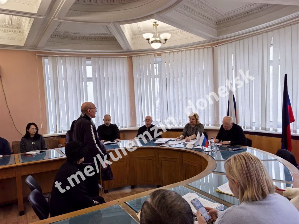 Сегодня советник главы администрации городского округа Донецк провёл приём граждан в общественной приёмной Донецкого городского местного отделения партии «Единая Россия» Сегодня советник главы администрации городского округа Донецк провёл приём граждан в общественной приёмной Донецкого городского местного отделения партии «Единая Россия»