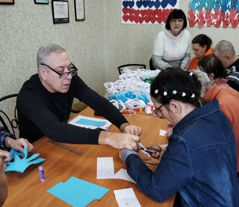 Новый год — это праздник, который вызывает трепет в сердцах детей и теплые детские воспоминания у взрослых Новый год — это праздник, который вызывает трепет в сердцах детей и теплые детские воспоминания у взрослых