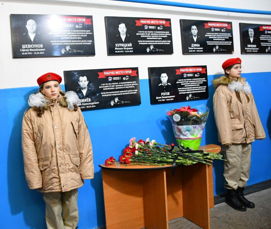 Сегодня, в рамках партийного проекта «Единой России» «Выбирай свое» на территории Локомотивного депо Дебальцево ФГУП «Железные дороги Новороссии» установлены таблички «Рабочее место героя», посвящённые работникам, погибшим... Сегодня, в рамках партийного проекта «Единой России» «Выбирай свое» на территории Локомотивного депо Дебальцево ФГУП «Железные дороги Новороссии» установлены таблички «Рабочее место героя», посвящённые работникам, погибшим...