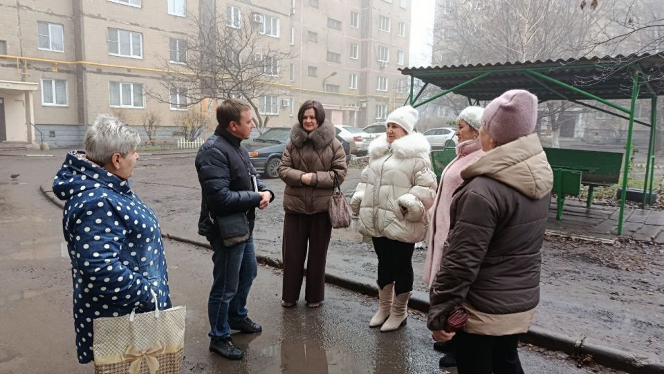 Сегодня, 27 ноября, в Советском внутригородском районе депутат Макеевского городского совета первого созыва Андрей Зотеев провел встречу с жителями микрорайона Первомайский во дворе домов № 6, 7 Сегодня, 27 ноября, в Советском внутригородском районе депутат Макеевского городского совета первого созыва Андрей Зотеев провел встречу с жителями микрорайона Первомайский во дворе домов № 6, 7