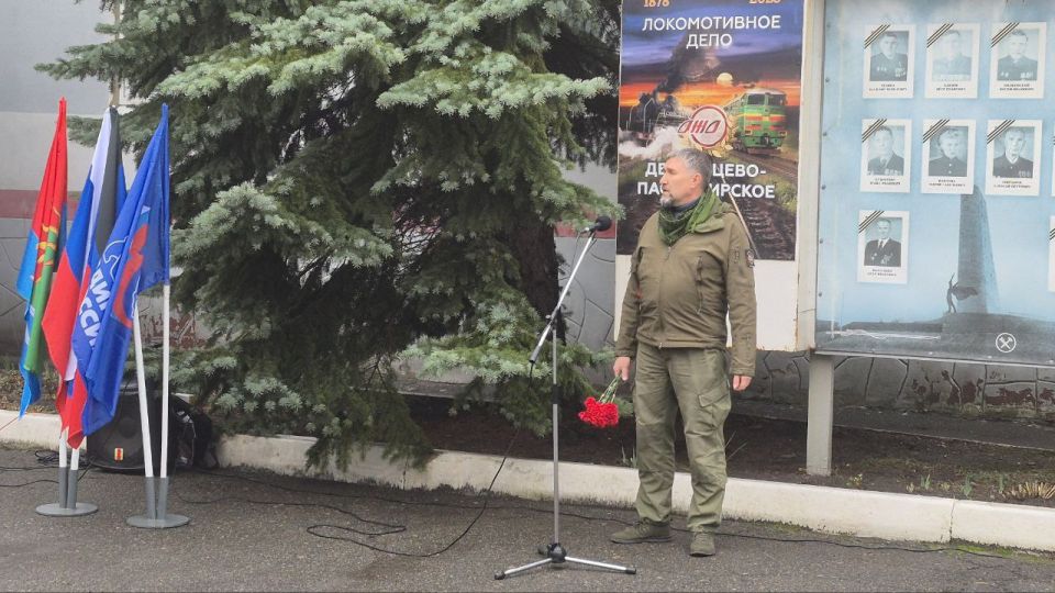 Сегодня, в рамках партийного проекта «Единой России» «Выбирай свое» на территории Локомотивного депо Дебальцево ФГУП «Железные дороги Новороссии» установлены таблички «Рабочее место героя», посвящённые работникам, погибшим... Сегодня, в рамках партийного проекта «Единой России» «Выбирай свое» на территории Локомотивного депо Дебальцево ФГУП «Железные дороги Новороссии» установлены таблички «Рабочее место героя», посвящённые работникам, погибшим...