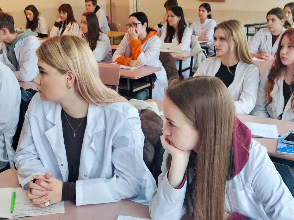 В Торезском медицинском колледже прошла профилактическая беседа о безопасности дорожного движения В Торезском медицинском колледже прошла профилактическая беседа о безопасности дорожного движения