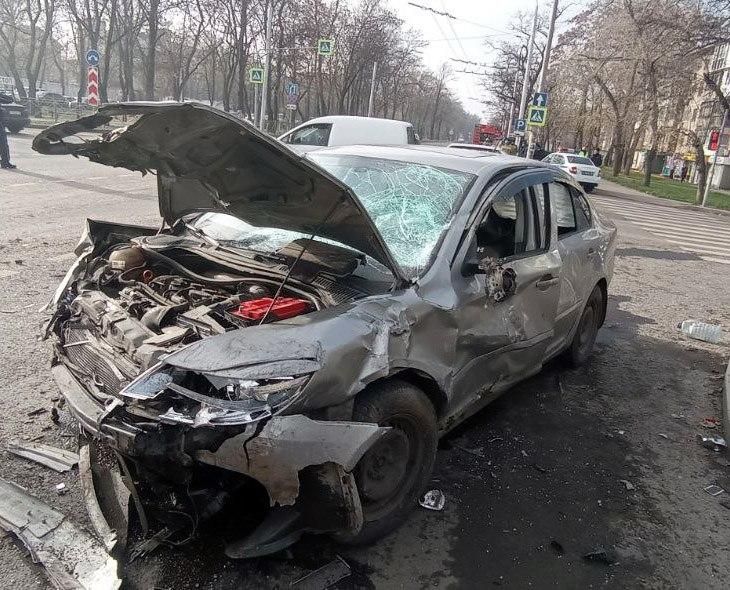 25 ноября в 12:10 в Калининском районе Донецка 67-летний водитель автомобиля ВАЗ-2106 на регулируемом перекрестке проспект Ильича и бульвар Шахтостроителей проехал на красный сигнал светофора и столкнулся с автомобилем Skoda... 25 ноября в 12:10 в Калининском районе Донецка 67-летний водитель автомобиля ВАЗ-2106 на регулируемом перекрестке проспект Ильича и бульвар Шахтостроителей проехал на красный сигнал светофора и столкнулся с автомобилем Skoda...
