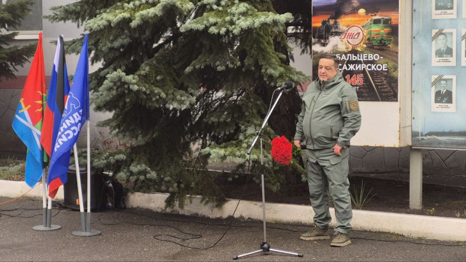 Сегодня, в рамках партийного проекта «Единой России» «Выбирай свое» на территории Локомотивного депо Дебальцево ФГУП «Железные дороги Новороссии» установлены таблички «Рабочее место героя», посвящённые работникам, погибшим... Сегодня, в рамках партийного проекта «Единой России» «Выбирай свое» на территории Локомотивного депо Дебальцево ФГУП «Железные дороги Новороссии» установлены таблички «Рабочее место героя», посвящённые работникам, погибшим...
