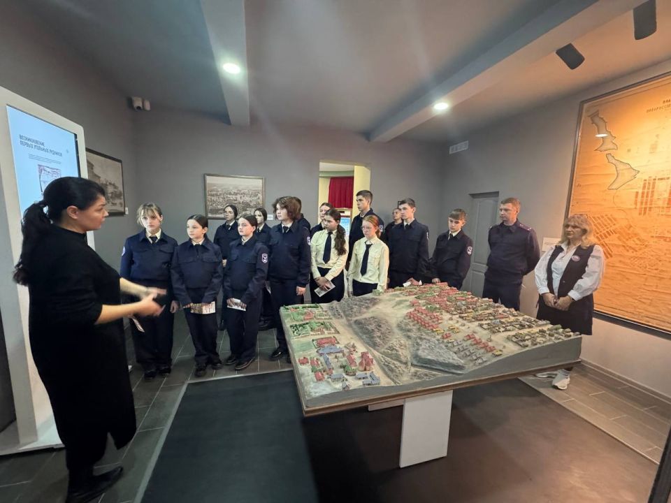 Сотрудники СК провели познавательную экскурсию для кадет Сотрудники СК провели познавательную экскурсию для кадет