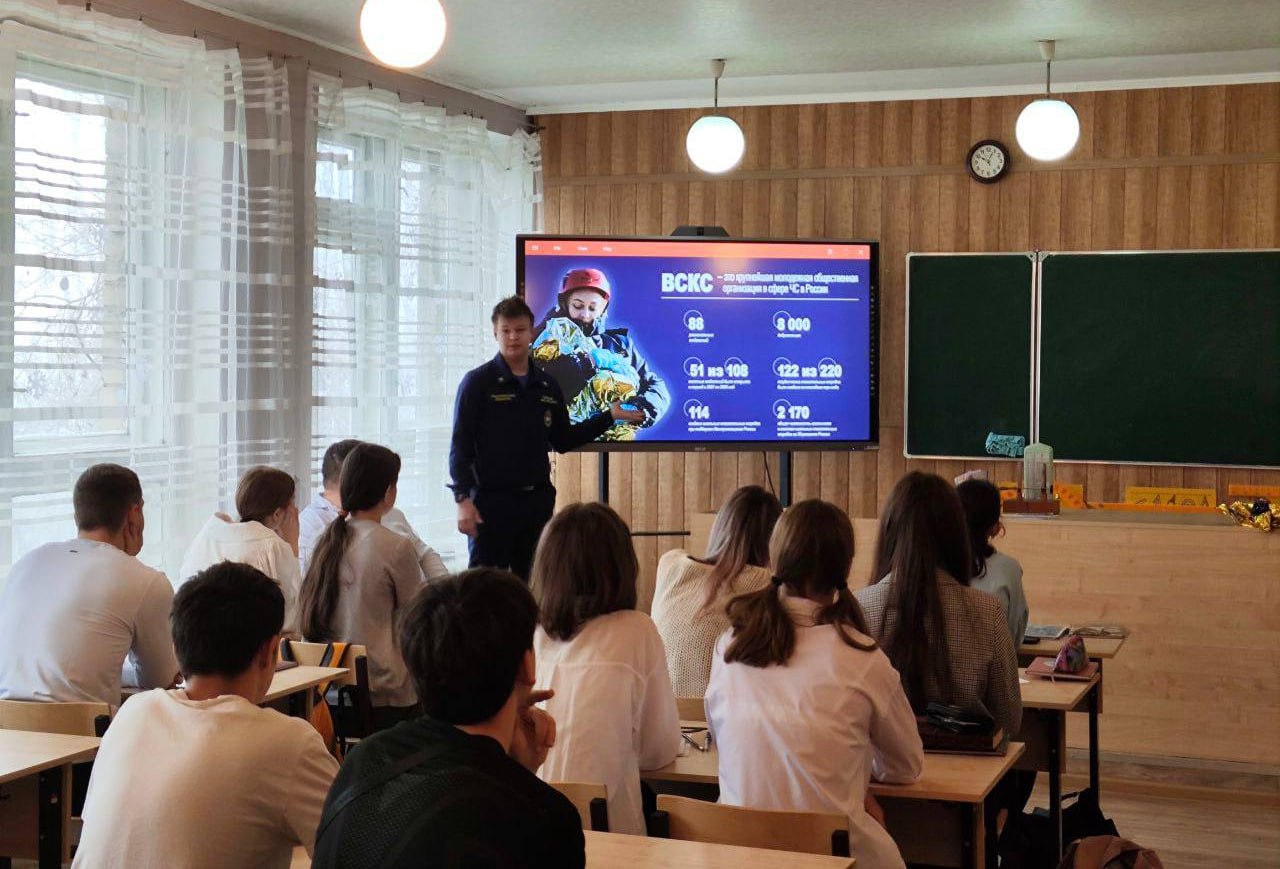 Студенты-спасатели Донецкого РО ВСКС провели мастер-класс для учащихся донецких школ №88 и №90 в рамках проекта «Новые маршруты»