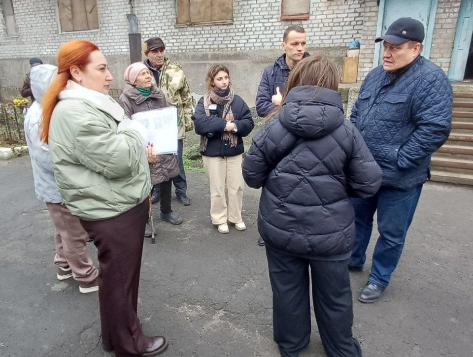 Валентин Левченко: Только вчера поговорили с жителями поселка Донецк-Северный о ходе работ по подключению электроэнергии, и вот сегодня жители уже со светом Валентин Левченко: Только вчера поговорили с жителями поселка Донецк-Северный о ходе работ по подключению электроэнергии, и вот сегодня жители уже со светом