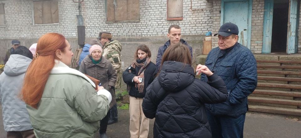 Валентин Левченко: Только вчера поговорили с жителями поселка Донецк-Северный о ходе работ по подключению электроэнергии, и вот сегодня жители уже со светом Валентин Левченко: Только вчера поговорили с жителями поселка Донецк-Северный о ходе работ по подключению электроэнергии, и вот сегодня жители уже со светом