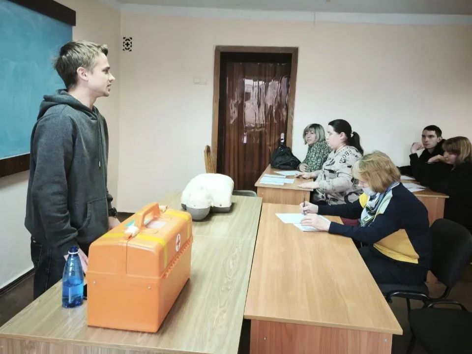 Держим вектор на здоровье: в ДОНИЖТ прошло занятие по обучению сотрудников навыкам оказания первой помощи Держим вектор на здоровье: в ДОНИЖТ прошло занятие по обучению сотрудников навыкам оказания первой помощи