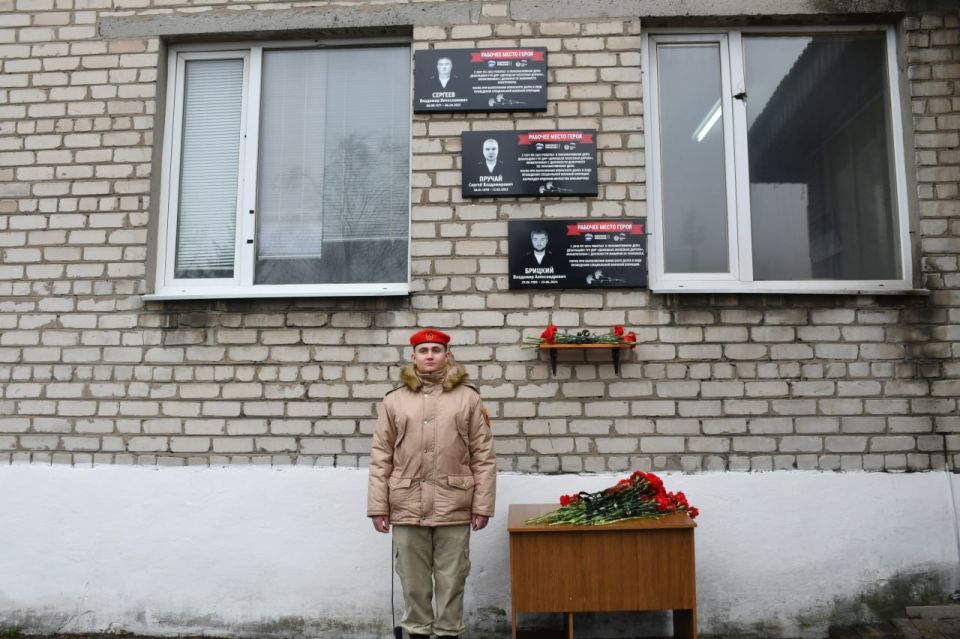 Сегодня, в рамках партийного проекта «Единой России» «Выбирай свое» на территории Локомотивного депо Дебальцево ФГУП «Железные дороги Новороссии» установлены таблички «Рабочее место героя», посвящённые работникам, погибшим... Сегодня, в рамках партийного проекта «Единой России» «Выбирай свое» на территории Локомотивного депо Дебальцево ФГУП «Железные дороги Новороссии» установлены таблички «Рабочее место героя», посвящённые работникам, погибшим...