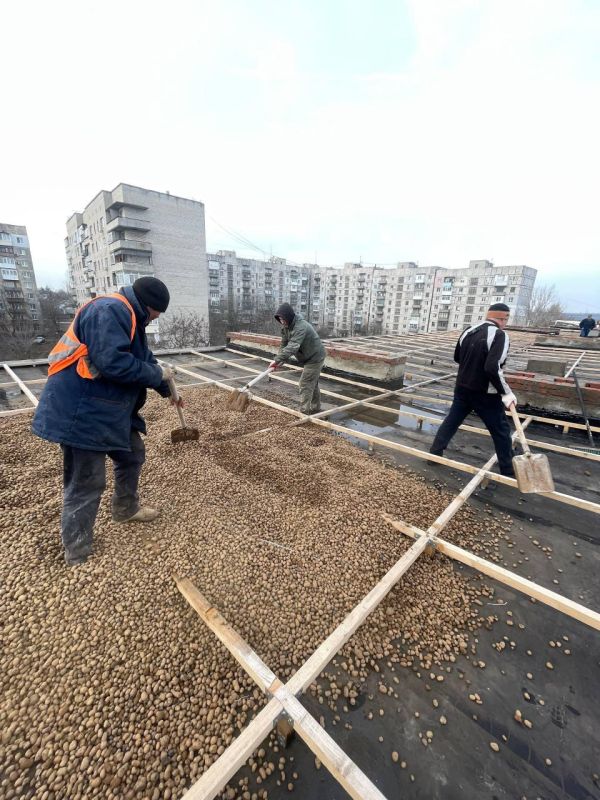 Нижегородские подрядчики продолжают восстановление кровли многоквартирного дома в Харцызске Нижегородские подрядчики продолжают восстановление кровли многоквартирного дома в Харцызске