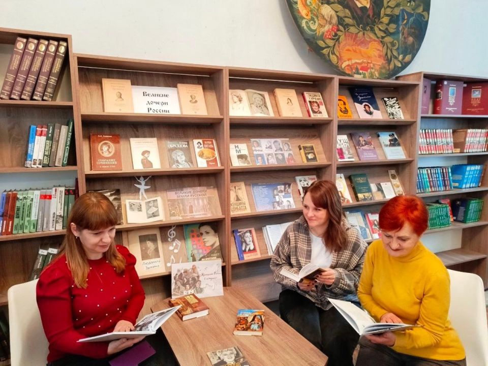 В Зугрэсской библиотеке-филиале №3 была оформлена выставка-архив «Великие дочери России» В Зугрэсской библиотеке-филиале №3 была оформлена выставка-архив «Великие дочери России»