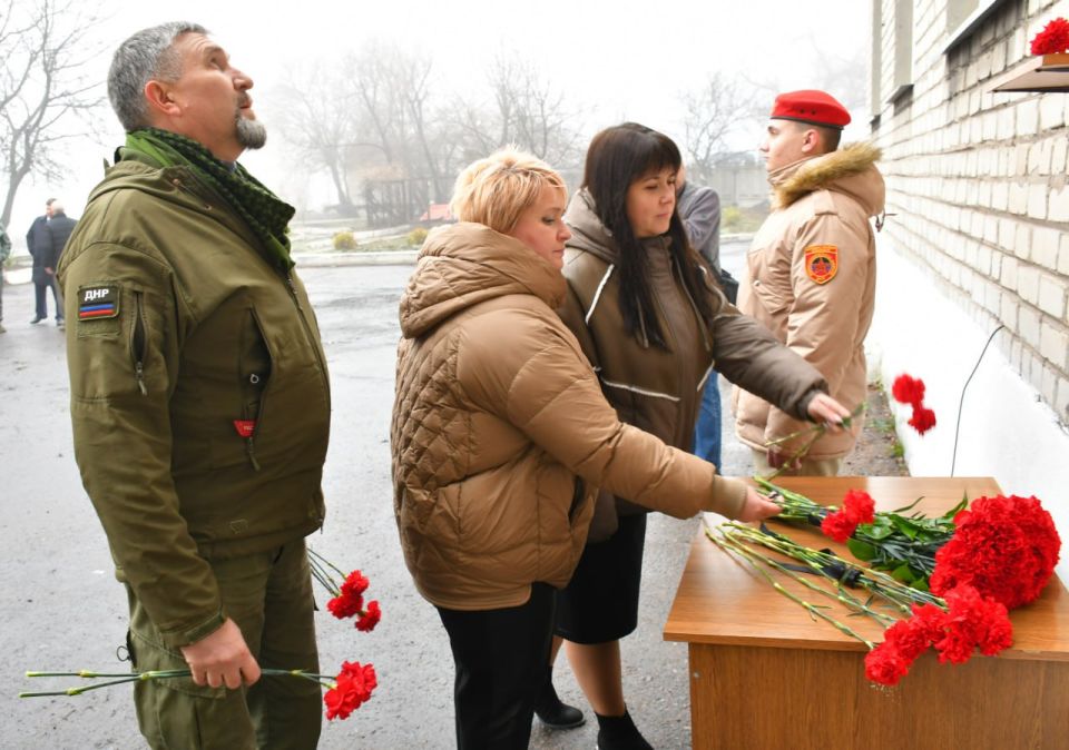 Сегодня, в рамках партийного проекта «Единой России» «Выбирай свое» на территории Локомотивного депо Дебальцево ФГУП «Железные дороги Новороссии» установлены таблички «Рабочее место героя», посвящённые работникам, погибшим... Сегодня, в рамках партийного проекта «Единой России» «Выбирай свое» на территории Локомотивного депо Дебальцево ФГУП «Железные дороги Новороссии» установлены таблички «Рабочее место героя», посвящённые работникам, погибшим...