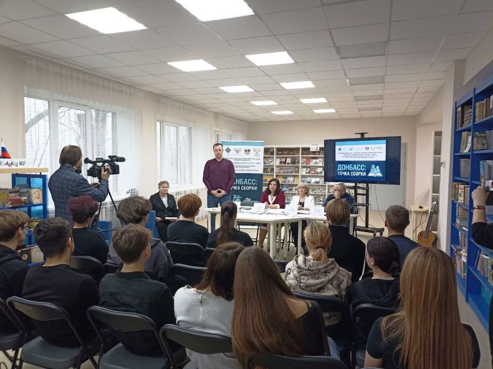 27 ноября в читальном зале центральной городской модельной библиотеке состоялась встреча с участниками проекта «Донбасс: точка сборки», членами Союза писателей России: Елизаветой Хаплановой (уроженка г. Макеевки, сегодня... 27 ноября в читальном зале центральной городской модельной библиотеке состоялась встреча с участниками проекта «Донбасс: точка сборки», членами Союза писателей России: Елизаветой Хаплановой (уроженка г. Макеевки, сегодня...