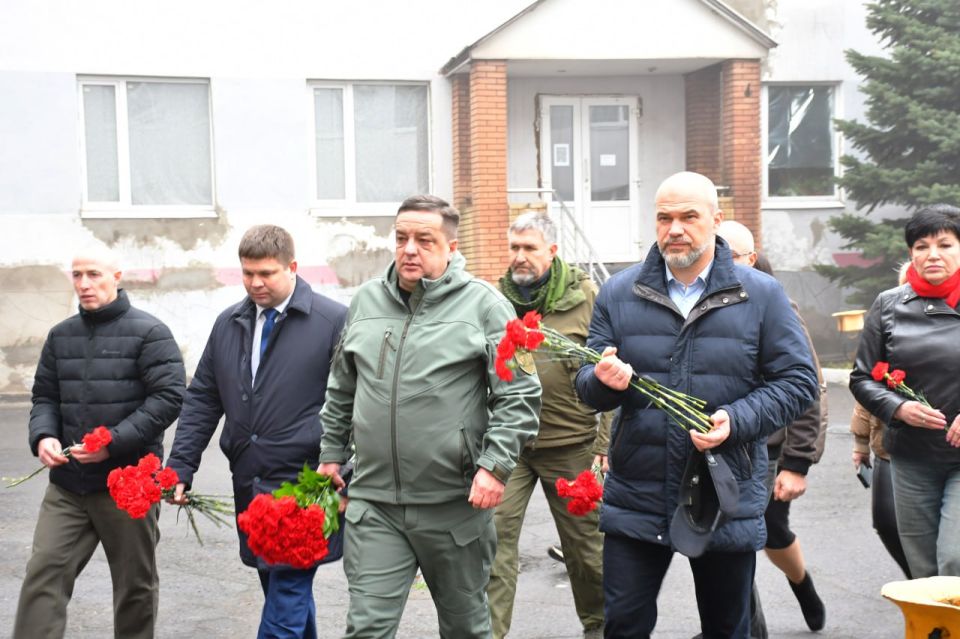 Сегодня, в рамках партийного проекта «Единой России» «Выбирай свое» на территории Локомотивного депо Дебальцево ФГУП «Железные дороги Новороссии» установлены таблички «Рабочее место героя», посвящённые работникам, погибшим... Сегодня, в рамках партийного проекта «Единой России» «Выбирай свое» на территории Локомотивного депо Дебальцево ФГУП «Железные дороги Новороссии» установлены таблички «Рабочее место героя», посвящённые работникам, погибшим...