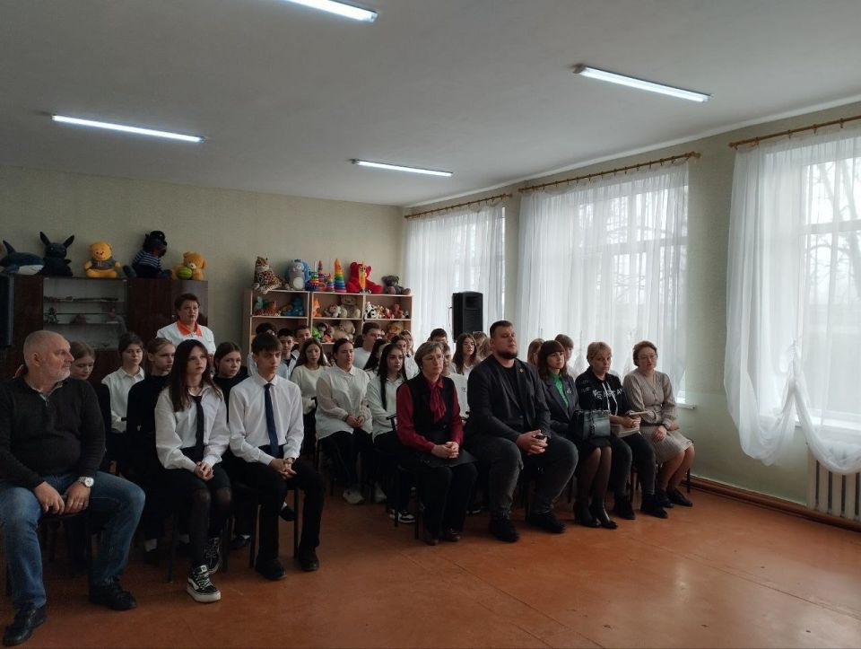 Навсегда в наших сердцах…. В школе № 2 посёлка Еленовка городского округа Докучаевск состоялось торжественное открытие Парты Героя, посвящённой старшему сержанту Никите Костенко — выпускнику этого учебного заведения... Навсегда в наших сердцах…. В школе № 2 посёлка Еленовка городского округа Докучаевск состоялось торжественное открытие Парты Героя, посвящённой старшему сержанту Никите Костенко — выпускнику этого учебного заведения...