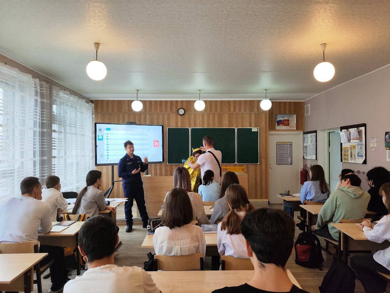 Студенты-спасатели Донецкого РО ВСКС провели мастер-класс для учащихся донецких школ №88 и №90 в рамках проекта «Новые маршруты» Студенты-спасатели Донецкого РО ВСКС провели мастер-класс для учащихся донецких школ №88 и №90 в рамках проекта «Новые маршруты»