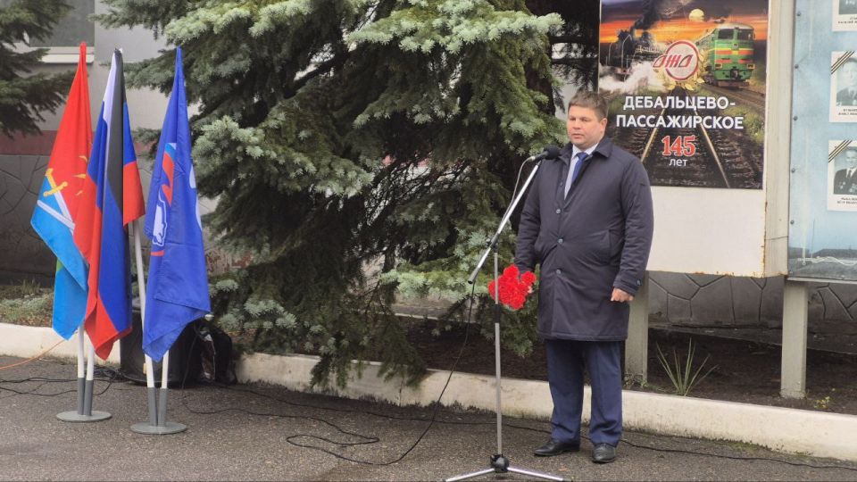 Сегодня, в рамках партийного проекта «Единой России» «Выбирай свое» на территории Локомотивного депо Дебальцево ФГУП «Железные дороги Новороссии» установлены таблички «Рабочее место героя», посвящённые работникам, погибшим... Сегодня, в рамках партийного проекта «Единой России» «Выбирай свое» на территории Локомотивного депо Дебальцево ФГУП «Железные дороги Новороссии» установлены таблички «Рабочее место героя», посвящённые работникам, погибшим...