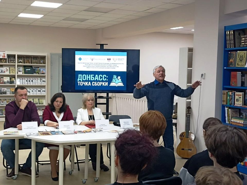 27 ноября в читальном зале центральной городской модельной библиотеке состоялась встреча с участниками проекта «Донбасс: точка сборки», членами Союза писателей России: Елизаветой Хаплановой (уроженка г. Макеевки, сегодня... 27 ноября в читальном зале центральной городской модельной библиотеке состоялась встреча с участниками проекта «Донбасс: точка сборки», членами Союза писателей России: Елизаветой Хаплановой (уроженка г. Макеевки, сегодня...
