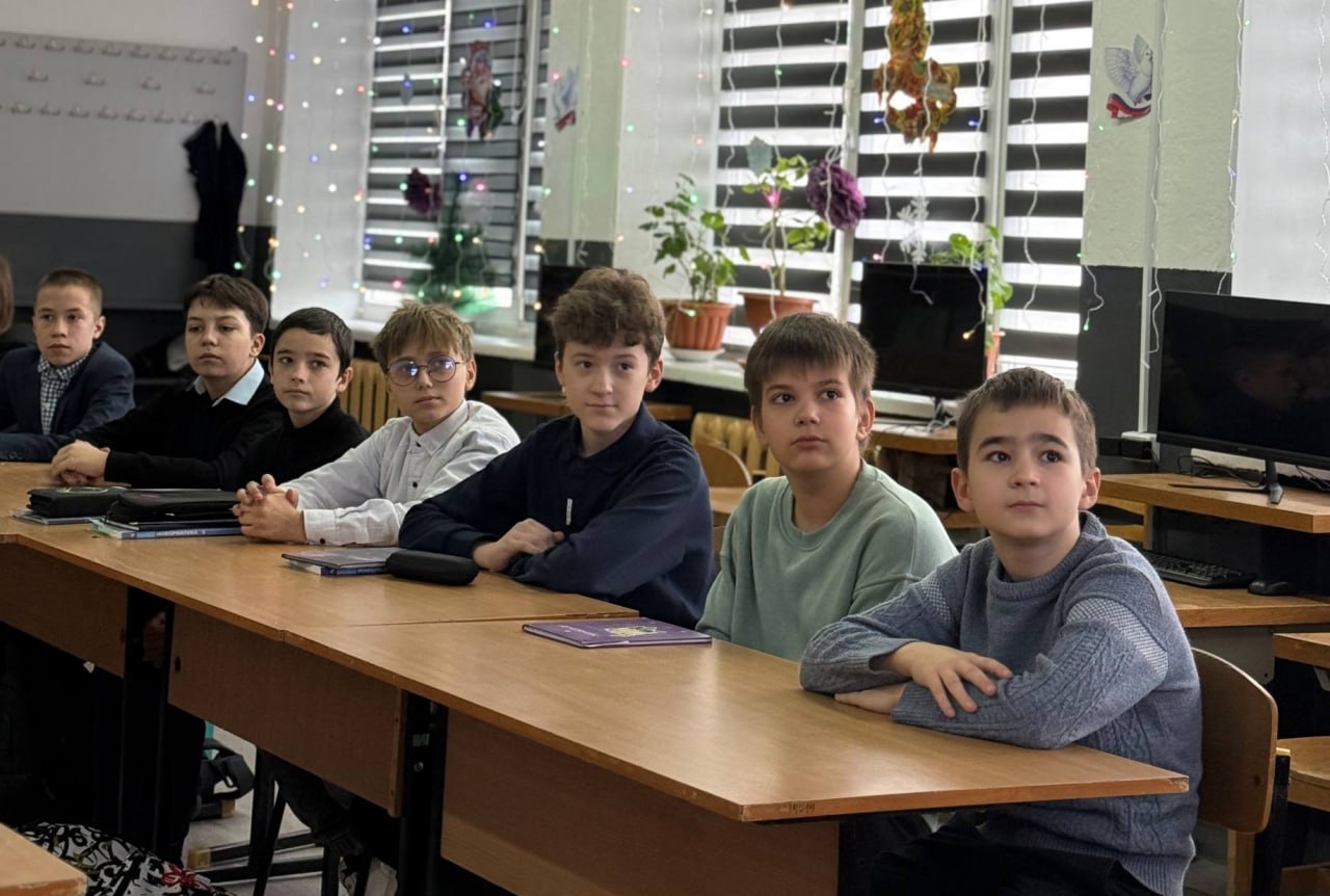 Студенты-спасатели Донецкого РО ВСКС провели мастер-класс для учащихся донецких школ №88 и №90 в рамках проекта «Новые маршруты» Студенты-спасатели Донецкого РО ВСКС провели мастер-класс для учащихся донецких школ №88 и №90 в рамках проекта «Новые маршруты»