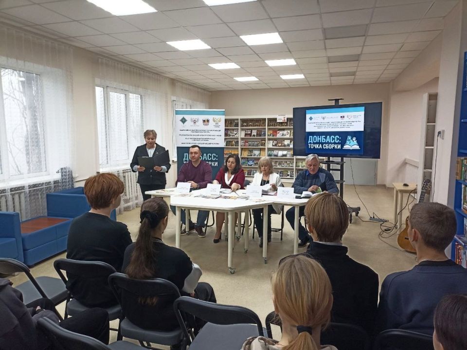 27 ноября в читальном зале центральной городской модельной библиотеке состоялась встреча с участниками проекта «Донбасс: точка сборки», членами Союза писателей России: Елизаветой Хаплановой (уроженка г. Макеевки, сегодня... 27 ноября в читальном зале центральной городской модельной библиотеке состоялась встреча с участниками проекта «Донбасс: точка сборки», членами Союза писателей России: Елизаветой Хаплановой (уроженка г. Макеевки, сегодня...