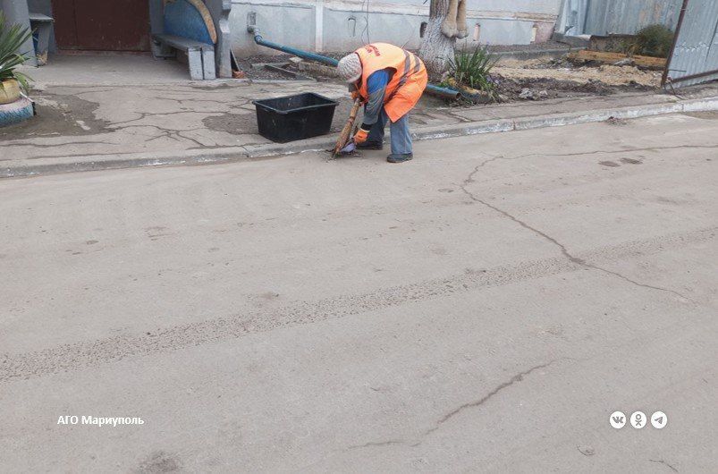 На левобережье Мариуполя коммунальщики провели уборку ряда придомовых территорий На левобережье Мариуполя коммунальщики провели уборку ряда придомовых территорий