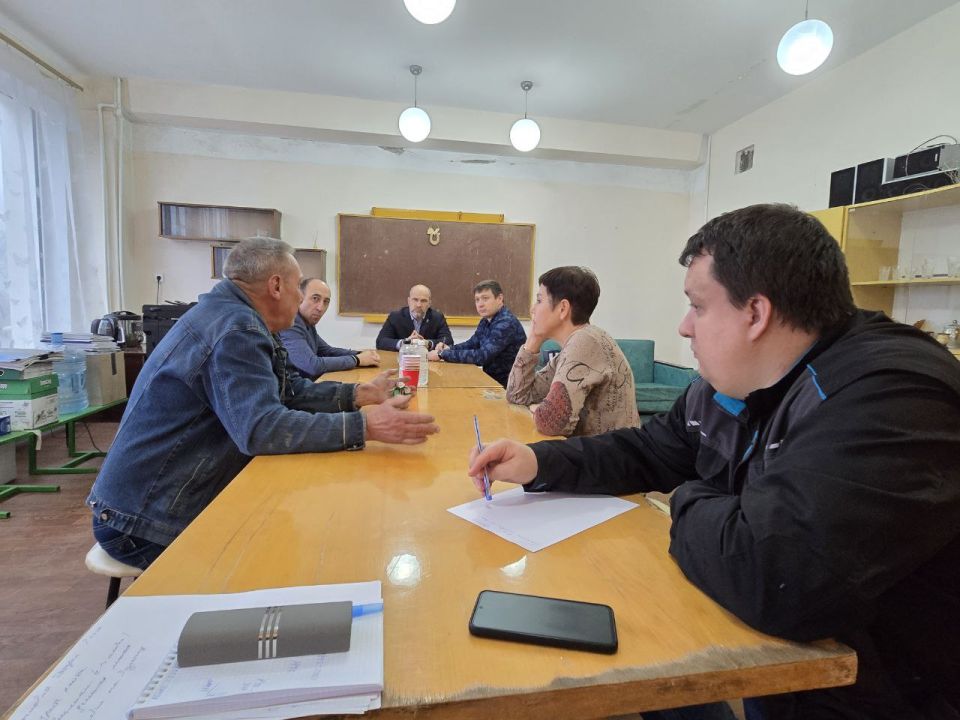Сергей Желновач: Сегодня провел рабочее выездное совещание по вопросу капитального ремонта здания ГБОУ «Школа № 1 им. Б.Е. Щербины г.о. Дебальцево». В совещании приняли участие представители подрядной организации ООО... Сергей Желновач: Сегодня провел рабочее выездное совещание по вопросу капитального ремонта здания ГБОУ «Школа № 1 им. Б.Е. Щербины г.о. Дебальцево». В совещании приняли участие представители подрядной организации ООО...