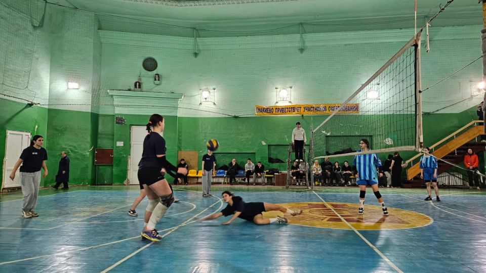 Соревнования по волейболу среди девушек Соревнования по волейболу среди девушек