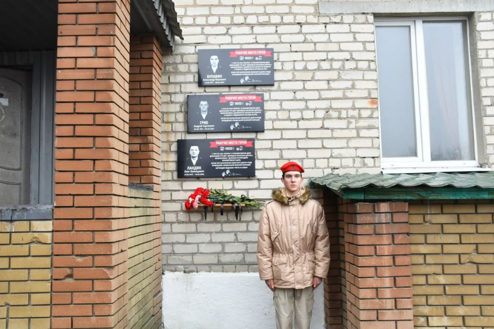 Сегодня, в рамках партийного проекта «Единой России» «Выбирай свое» на территории Локомотивного депо Дебальцево ФГУП «Железные дороги Новороссии» установлены таблички «Рабочее место героя», посвящённые работникам, погибшим... Сегодня, в рамках партийного проекта «Единой России» «Выбирай свое» на территории Локомотивного депо Дебальцево ФГУП «Железные дороги Новороссии» установлены таблички «Рабочее место героя», посвящённые работникам, погибшим...