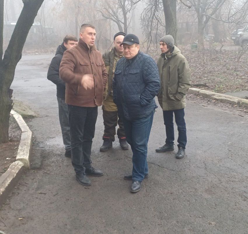 Валентин Левченко: Только вчера поговорили с жителями поселка Донецк-Северный о ходе работ по подключению электроэнергии, и вот сегодня жители уже со светом Валентин Левченко: Только вчера поговорили с жителями поселка Донецк-Северный о ходе работ по подключению электроэнергии, и вот сегодня жители уже со светом