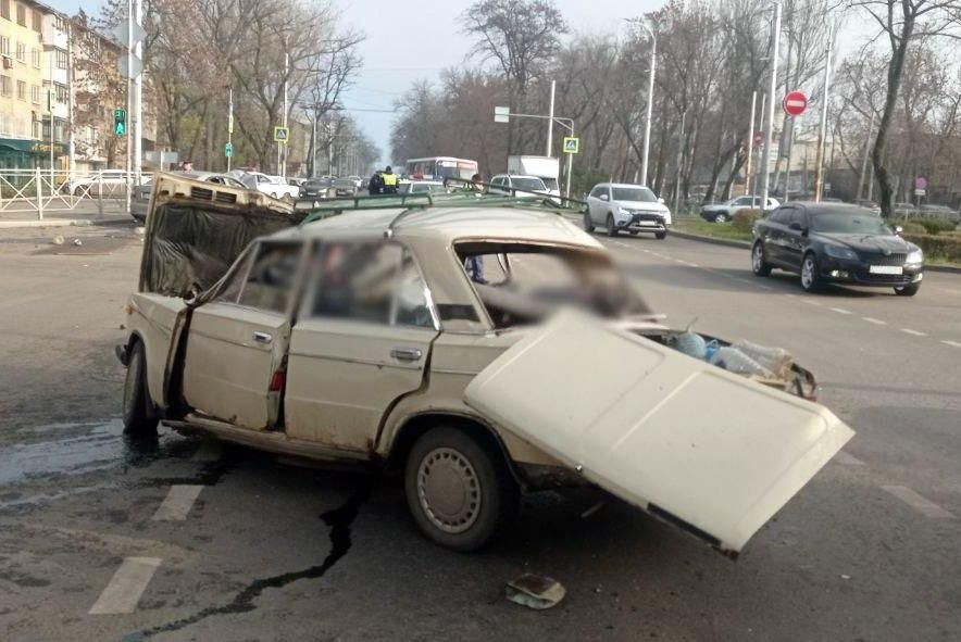 25 ноября в 12:10 в Калининском районе Донецка 67-летний водитель автомобиля ВАЗ-2106 на регулируемом перекрестке проспект Ильича и бульвар Шахтостроителей проехал на красный сигнал светофора и столкнулся с автомобилем Skoda... 25 ноября в 12:10 в Калининском районе Донецка 67-летний водитель автомобиля ВАЗ-2106 на регулируемом перекрестке проспект Ильича и бульвар Шахтостроителей проехал на красный сигнал светофора и столкнулся с автомобилем Skoda...