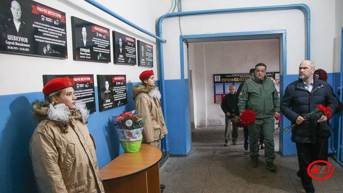 Сегодня, 27 ноября, в локомотивном депо Дебальцево Донецкого филиала ФГУП «ЖДН» увековечили память погибших героев СВО Сегодня, 27 ноября, в локомотивном депо Дебальцево Донецкого филиала ФГУП «ЖДН» увековечили память погибших героев СВО