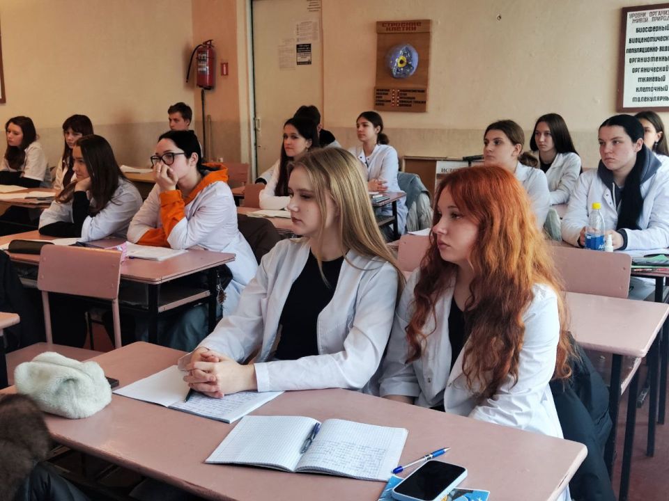 В Торезском медицинском колледже прошла профилактическая беседа о безопасности дорожного движения В Торезском медицинском колледже прошла профилактическая беседа о безопасности дорожного движения