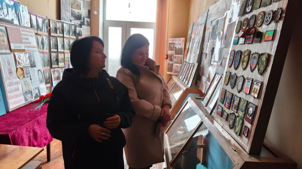 Заместитель главы администрации Волновахского муниципального округа и координатор Женского движения «Единой России» Елена Снисаренко провела встречу с коллективом Новотроицкого дома культуры и местными жителями населенного... Заместитель главы администрации Волновахского муниципального округа и координатор Женского движения «Единой России» Елена Снисаренко провела встречу с коллективом Новотроицкого дома культуры и местными жителями населенного...